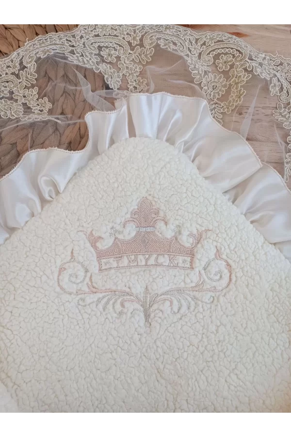 Luz&Pos Yenidoğan Wool Yün Kumaş Taç Nakışlı Güpür Duvaklı Fiyonk Prizma Taş Unisex Kundak Bebek Battaniyesi Bej