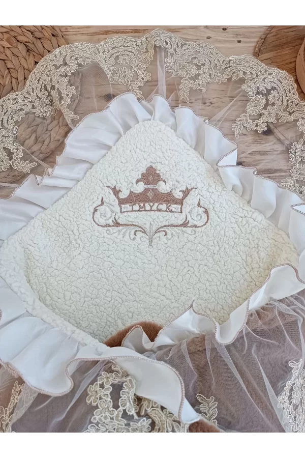 Luz&Pos Yenidoğan Wool Yün Kumaş Taç Nakışlı Güpür Duvaklı Fiyonk Prizma Taş Unisex Kundak Bebek Battaniyesi Kahverengi