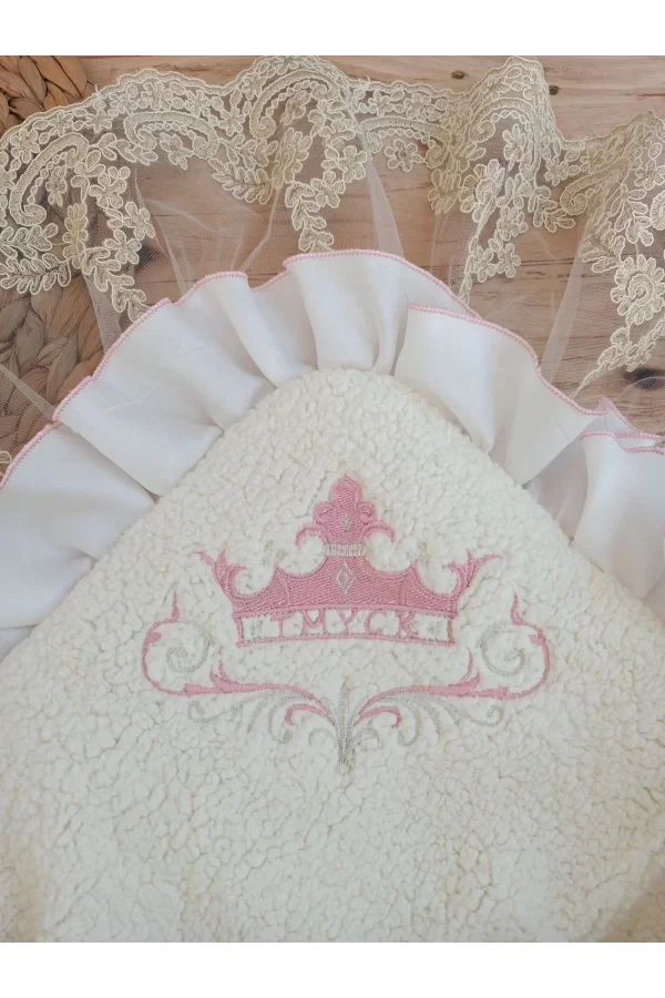 Luz&Pos Yenidoğan Wool Yün Kumaş Taç Nakışlı Güpür Duvaklı Fiyonk Prizma Taş Unisex Kundak Bebek Battaniyesi Pembe