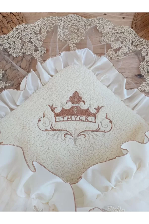 Luz&Pos Yenidoğan Wool Yün Kumaş Taç Nakışlı Güpür Duvaklı Fiyonk Prizma Taş Unisex Kundak Bebek Battaniyesi Kahverengi