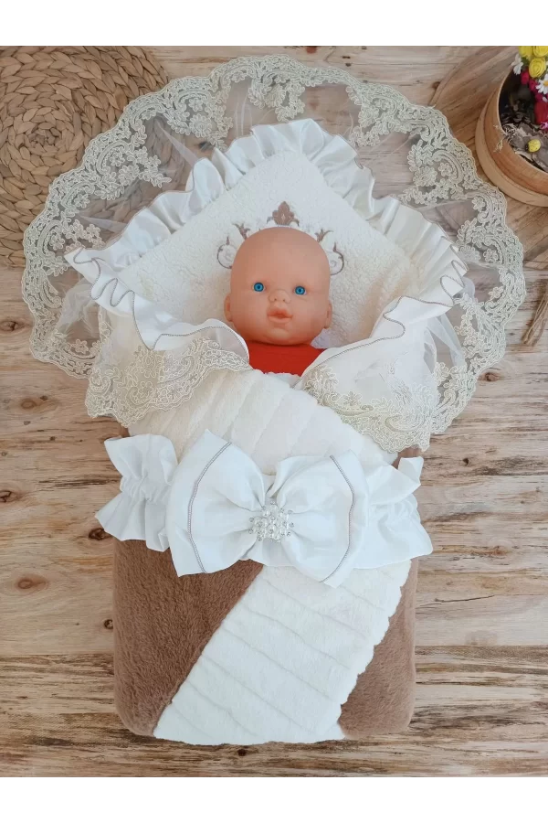Luz&Pos Yenidoğan Wool Yün Kumaş Taç Nakışlı Güpür Duvaklı Fiyonk Prizma Taş Unisex Kundak Bebek Battaniyesi Kahverengi