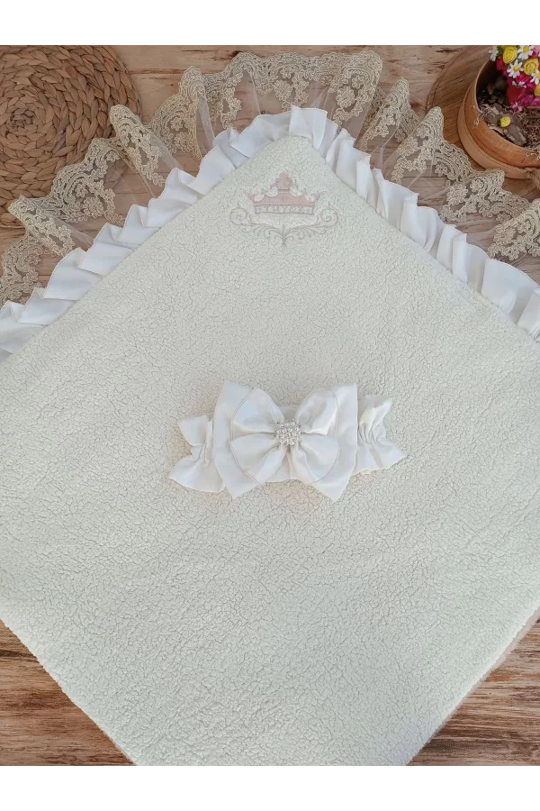 Luz&Pos Yenidoğan Wool Yün Kumaş Taç Nakışlı Güpür Duvaklı Fiyonk Prizma Taş Unisex Kundak Bebek Battaniyesi Bej
