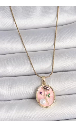316L Çelik Gold Renk Zincir Pembe Çiçek İşlemeli İnci Detay Portre Model Kadın Kolye