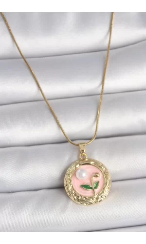 316L Çelik Gold Renk Zincir Pembe Çiçek İşlemeli inci Detay Portre Model Kadın Kolye