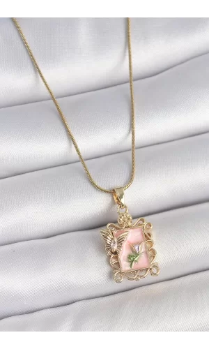316L Çelik Gold Renk Zincir Pembe Mineli Çiçek İşlemeli Zirkon Taşlı Kelebek Detay Portre Model Kadın Kolye