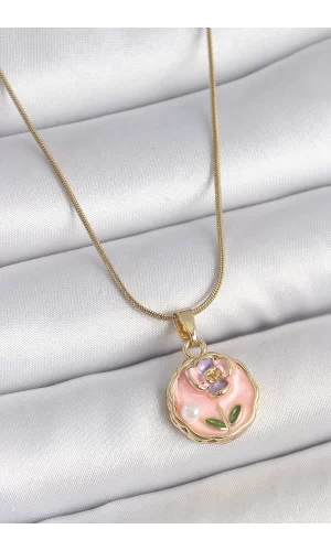 316L Çelik Gold Renk Zincir Pembe Minimal Çiçek İşlemeli İnci Detay Portre Model Kadın Kolye