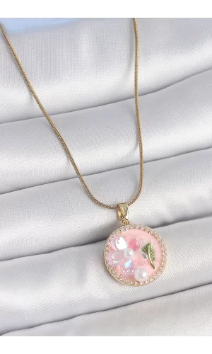 316L Çelik Gold Renk Zincir Zirkon Taşlı Pembe Mineli Çiçek İşlemeli İnci Detay Portre Model Kadın Kolye
