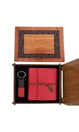Ahşap Kutulu Kırmızı Deri Defter ve Anahtarlık Set