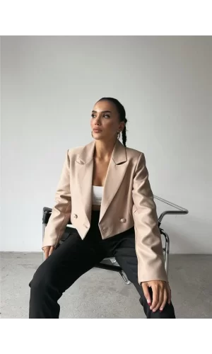 ARKASI İNCİ DÜĞME DETAYLI CROP CEKET - Bej