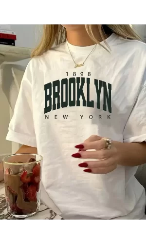 Luz&Pos Brooklyn Harf Baskılı Düşük Omuzlu T-shirt, Rahat Kısa Kollu Bol T-shirt, Kadın Giyim - Beyaz
