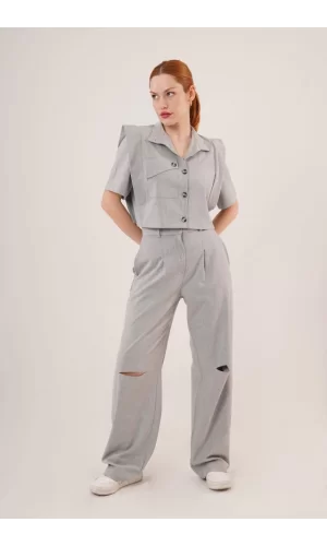 Cepli Düğmeli Bluz Ve Diz Detaylı Pantolon Gri İkili Takım