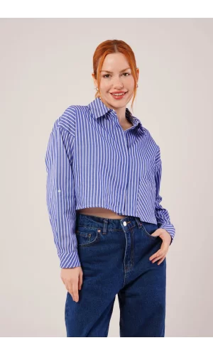 Crop Model Cepli Ve Çizgili Mavi Gömlek