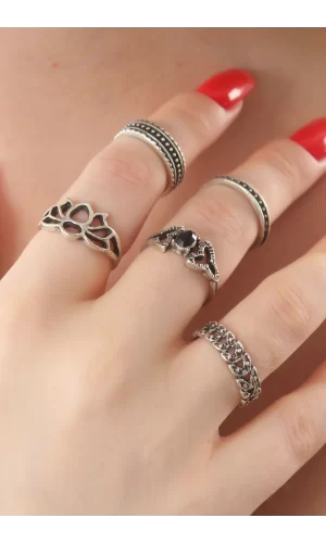 Gümüş Renk Lotus Model Siyah Kristal Taş Detay Bayan Yüzük Kombin