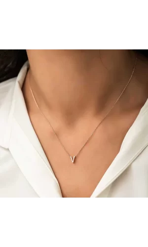 Luz&Pos Gümüş Rose 3 Boyutlu V Harf Bayan Kolye