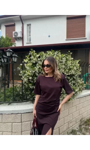 Kısa Kollu Uzun Yandan Yırtmaçlı Elbise - Kahverengi