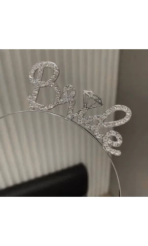 Nessiworld Gümüş Renkli Taşlı “Bride” Gelin Tacı – El Yazısı Yazı Tipiyle