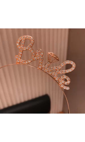 Nessiworld Rose Gold Renkli Taşlı “Bride” Gelin Tacı – El Yazısı Yazı Tipiyle