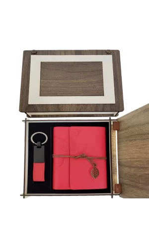 Özel Ahşap Kutulu Kırmızı Deri Defter Ve Anahtarlık Set