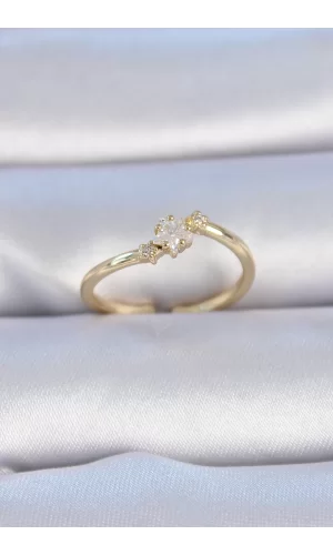 Pirinç Gold Renk Beyaz Çiçek Model Zirkon Taş Detay Kadın Yüzük