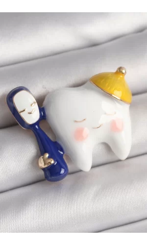 Pirinç Gold Renk Gülen Beyaz Diş Mavi Diş Fırçası Model Kadın Broş