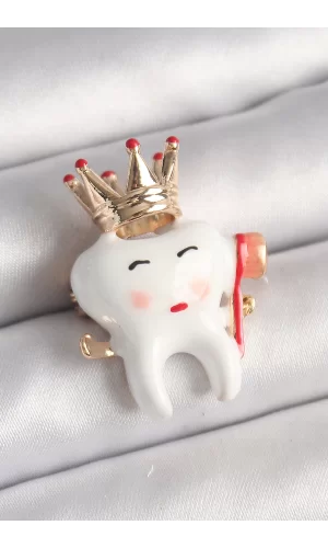Pirinç Gold Renk Taç Beyaz Diş Model Diş Fırçası Detay Kadın Broş