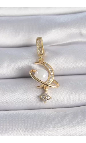 Pirinç Gold Renk Zirkon Taş Detaylı Hilal Model Sallantı İncili Ajda Charm