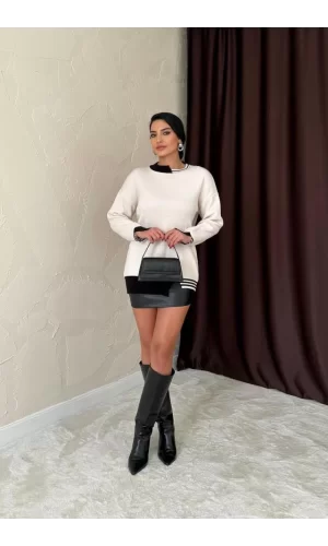 Siyah Yaka Ve Manşet Garnili Triko Kazak