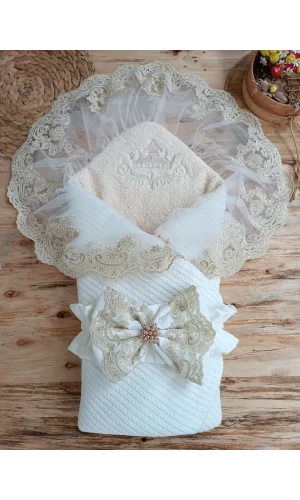 Luz&Pos Yenidoğan Kuzulu Taç Nakış Güpürlü Fiyonklu Duvaklı Prizma Taş Unisex Kundak Bebek Battaniyesi Ekru