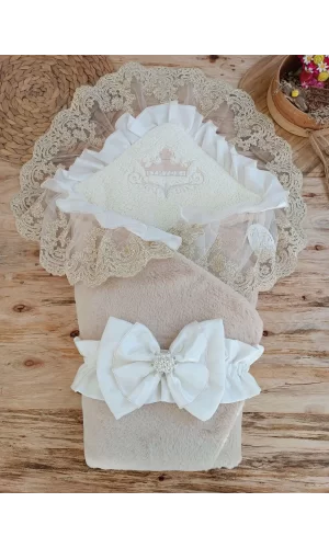 Luz&Pos Yenidoğan Wool Yün Kumaş Taç Nakışlı Güpür Duvaklı Fiyonk Prizma Taş Unisex Kundak Bebek Battaniyesi Bej