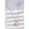 316L Çelik Gold Renk Zincir Pembe Çiçek İşlemeli inci Detay Portre Model Kadın Kolye