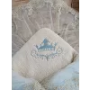Luz&Pos Yenidoğan Kuzulu Taç Nakış Güpürlü Fiyonklu Duvaklı Prizma Taş Unisex Kundak Bebek Battaniyesi Mavi