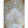 Luz&Pos Yenidoğan Sahra Taç Nakışlı Plazma Taşlı Güpürlü Fiyonklu Duvaklı Trilüks Kundak Bebek Battaniyesi Sütlü Kahve