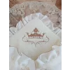 Luz&Pos Yenidoğan Wool Yün Kumaş Taç Nakışlı Güpür Duvaklı Fiyonk Prizma Taş Unisex Kundak Bebek Battaniyesi Kahverengi