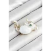 Zirkon Taşlı İnci Detaylı Beyaz 3D Kedi Figürlü Gold Renk Kadın Broş