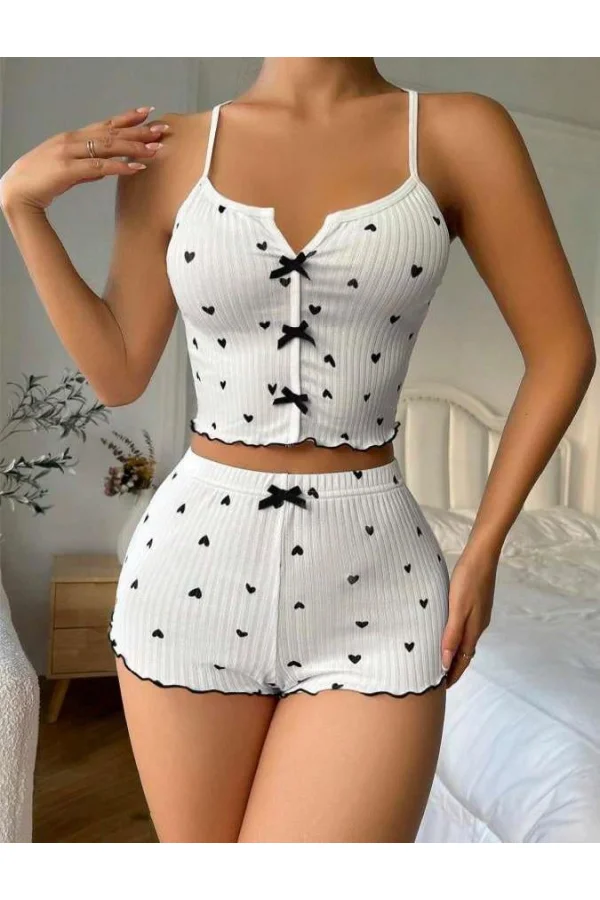 Beyaz Üstüne Siyah Kalp Desenli Askılı Şortlu Pijama Takımı