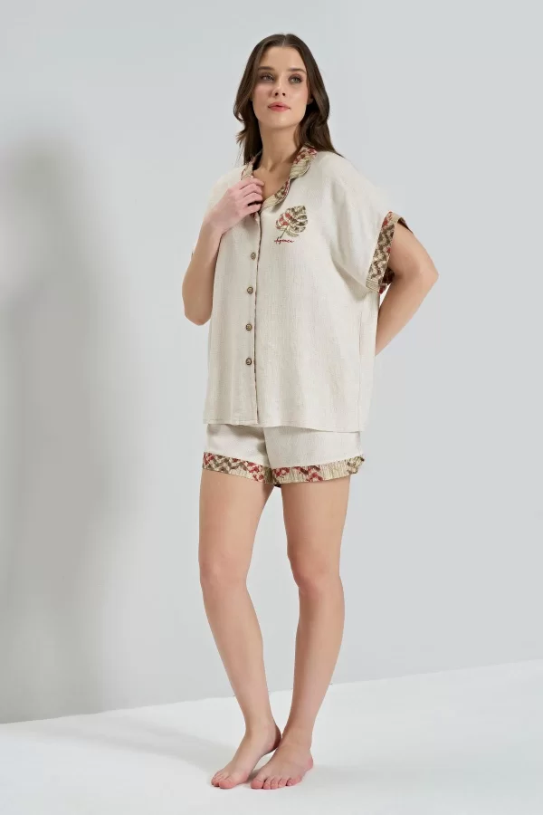 Dokuma Yaprak Desenli Önden Düğmeli Şortlu Pijama Takımı