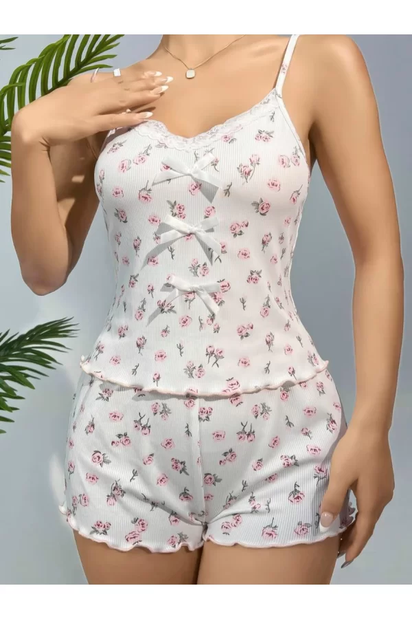 Pamuklu Beyaz Üstüne Çiçek Desen Fitilli Askılı Şortlu Pijama Takımı