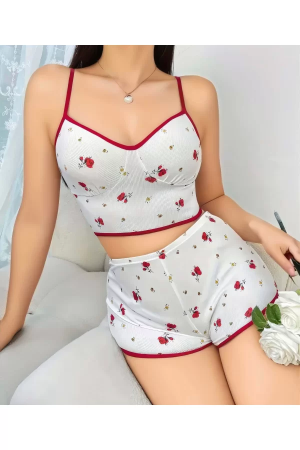 Pamuklu Beyaz Üstüne Kırmızı Gül Desen Fitilli Askılı Şortlu Pijama Takımı