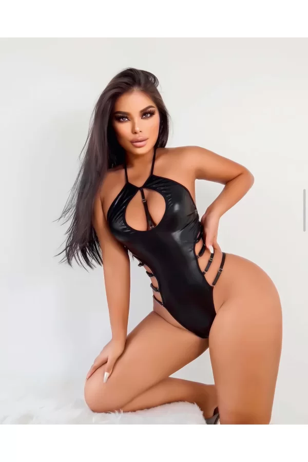 Siyah Göğüs Dekolteli Fantezi Parlak Deri Body