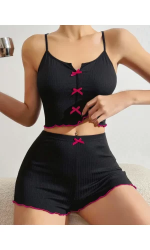 Pamuklu Siyah Üstüne Pembe Kurdelalı Fitilli Askılı Şortlu Pijama Takımı