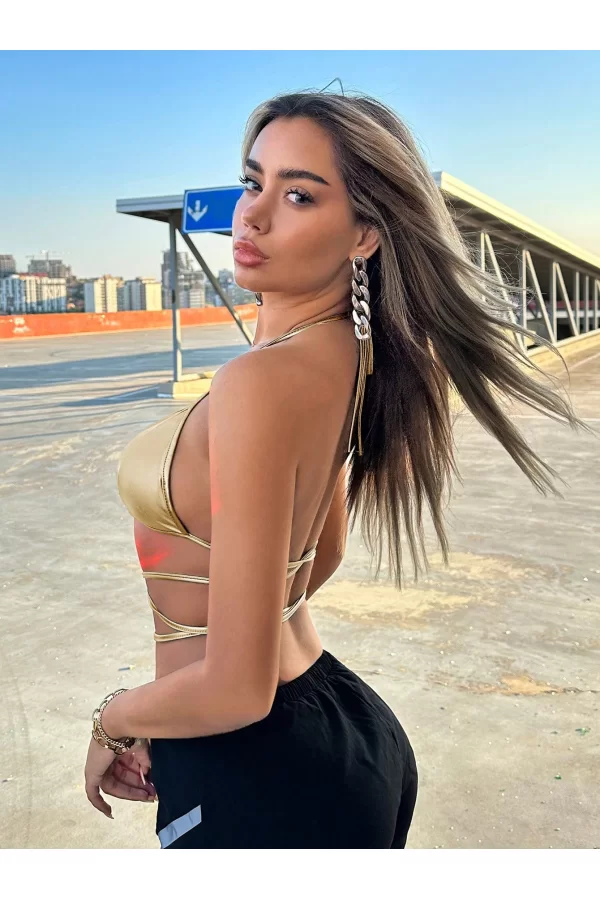 Altın Sarısı Deri Görünümlü Çapraz İpli Bikini Üstü – Bağlamalı, Seksi Ve Parlak