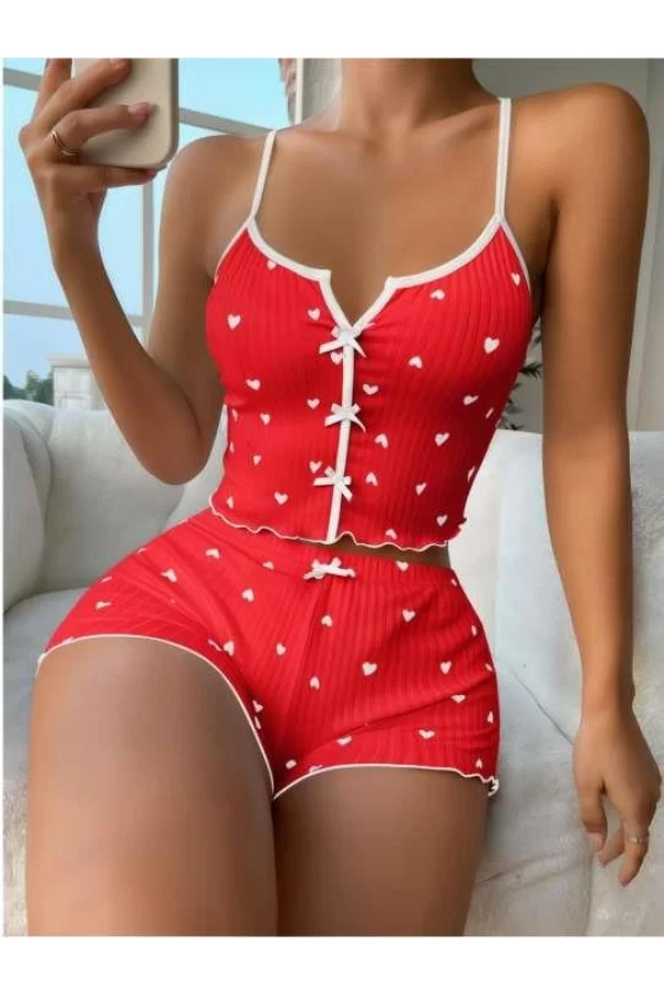Kırmızı Üstüne Beyaz Kalp Desenli Askılı Şortlu Pijama Takımı