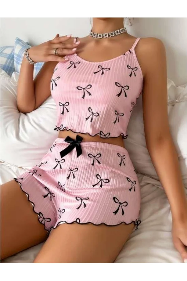 Pembe Üstüne Siyah Kurdela Desenli Askılı Şortlu Pijama Takımı