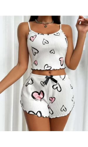 Beyaz Üstüne Kalp Desenli Askılı Şortlu Pijama Takımı