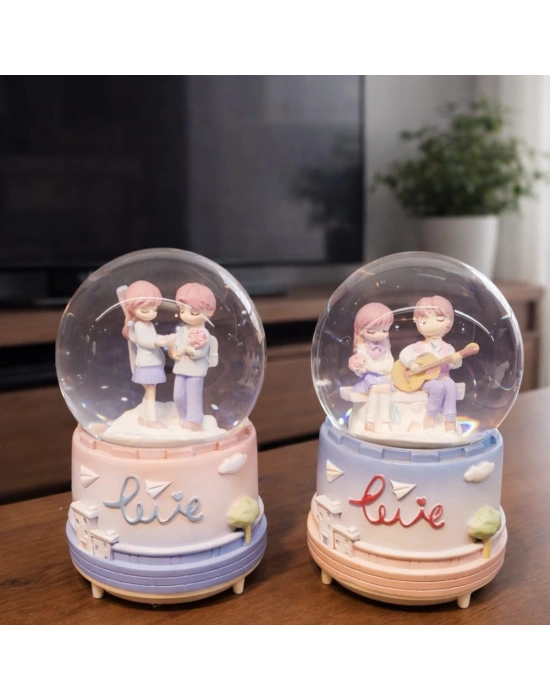 Orta Boy Romantik Çift Temalı Kar Küresi
