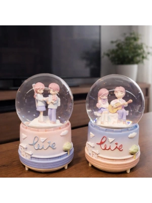 Orta Boy Romantik Çift Temalı Kar Küresi