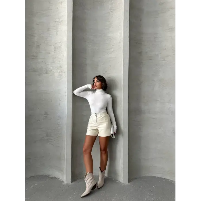 Beli lastikli çıtçıtlı deri şort krem w241007