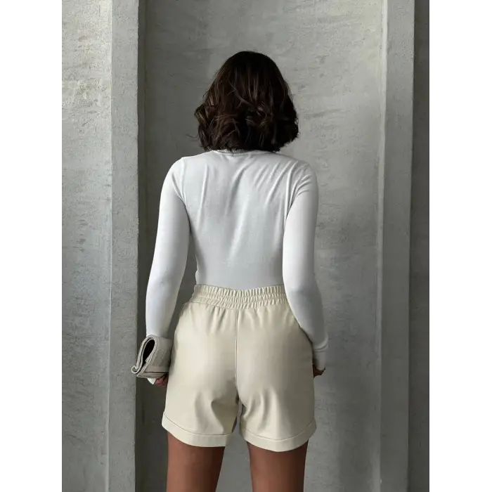Beli lastikli çıtçıtlı deri şort krem w241007