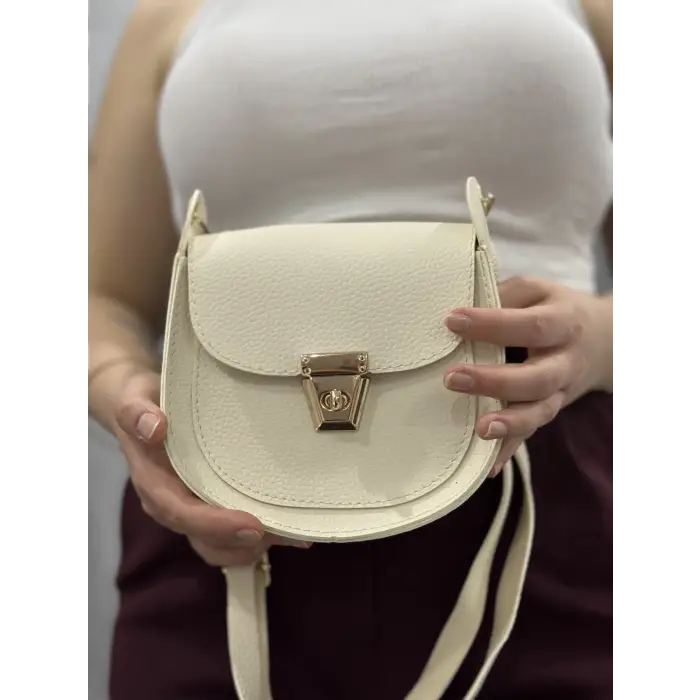 Klasik kapaklı bej cilt çanta