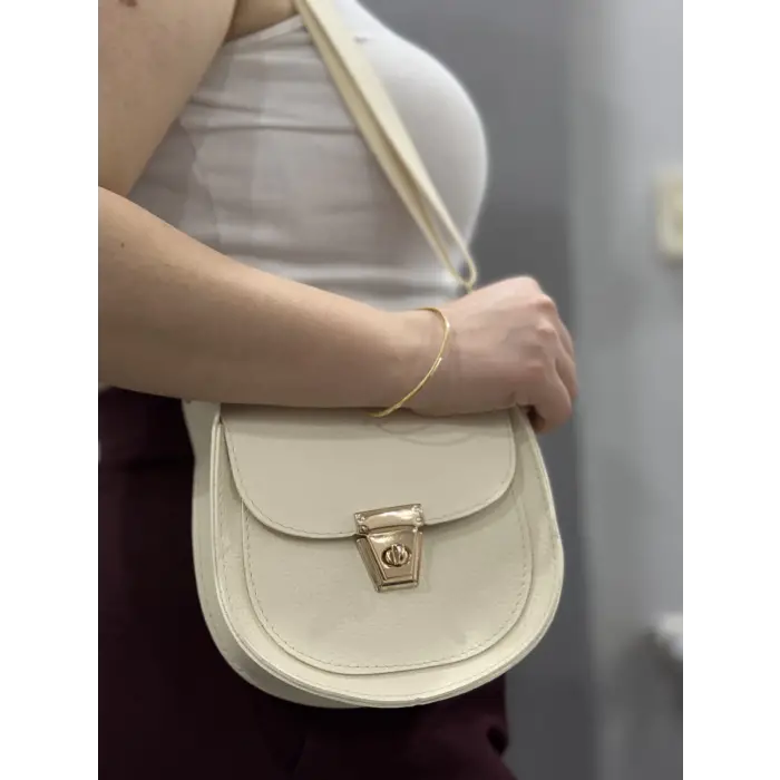 Klasik kapaklı bej cilt çanta